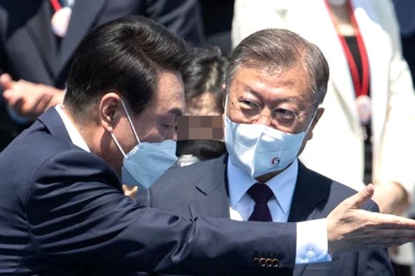 탁현민 전 의전비서관이 윤석열 전 대통령을 저격했다. 사진은 윤 전 대통령이 2022년 5월10일 서울 여의도 국회 본관 앞에서 열린 제20대 대통령 취임식을 마친 후 문재인 전 대통령을 환송하는 모습. /사진=뉴스1