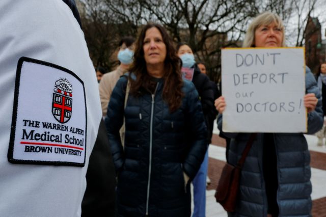 미국 정부가 유학생 비자를 300개 이상 취소했다는 언론 보도가 나왔다. 사진은 지난달 17일(현지시각) 미국 로드아일랜드주 프로비던스에서 비자가 있음에도 미국 재입국이 거부된 브라운대학 신장 전문의 조교수 라샤 알라위 박사를 지지하는 시위대의 모습. /사진=로이터