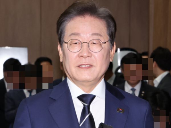 이재명 전 더불어민주당 대표가 대선 출마 기자회견을 열었다. 사진은 제21대 대통령선거에 출마를 선언한 이재명 더불어민주당 전 대표가 11일 오전 서울 여의도 국회 소통관에서 비전 및 캠프 인선을 발표하기 위해 입장하고 있는 모습. /사진=뉴스1