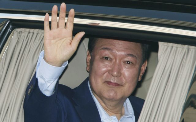 윤석열 전 대통령이 지지자들의 환호를 받으며 한남동 관저를 떠나 서초동 사저로 이동했다. 사진은 11일 서울 용산구 한남동 대통령 관저를 퇴거 중인 윤 전 대통령의 모습. /사진=뉴스1(공동취재단) 