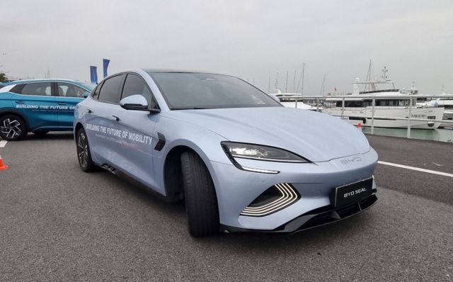 EU와 중국이 지난 10일 중국산 전기차에 대한 고율 관세를 대체할 최저 가격 협상을 개시했다. 사진은 중국 광둥성 선전에 위치한 시승장에 있는 비야디 전기 세단 '실'의 모습. /사진=뉴시스