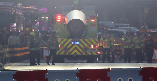 11일 경기 광명시 신안산선 복선전철 5-2공구 현장에서 붕괴 사고가 발생해 119 소방대원들이 실종자 구조 작업을 하고 있다. 작업자 18명 가운데 6명이 연락 두절됐다가 현재 4명의 안전이 확인됐다. 1명은 고립된 채 연락이 닿았고 1명은 실종 상태다. /사진=뉴시스 추상철 기자