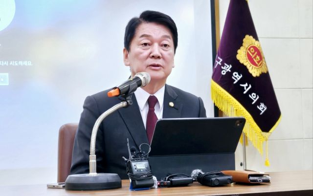 국민의힘 대선 경선 출마를 선언한 안철수 국민의힘 의원이 11일 국민의힘 후보 경선룰을 수용하겠다고 밝혔다. 사진은 안 의원이 11일 대구시의회에서 기자간담회를 열고 대구·경북 10대 공약을 발표한 모습. /사진=뉴스1