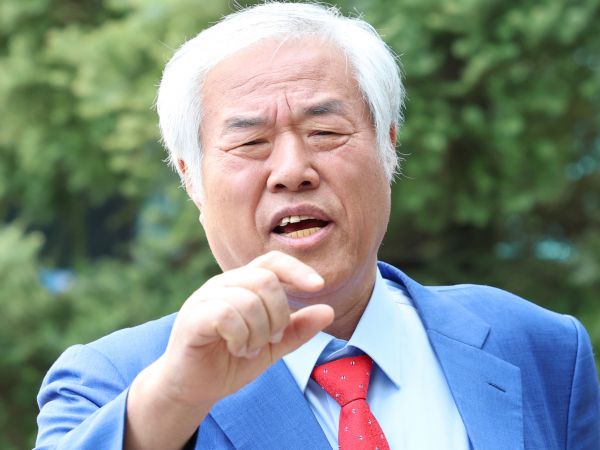 전광훈 사랑제일교회 목사가 윤석열 전 대통령과 전화한 적이 있다고 밝혔다. 사진은 제22대 총선 당시 자유통일당 비례대표 공천 대가로 금전을 요구한 혐의를 받는 전광훈 사랑제일교회 목사가 11일 오후 서울북부지방법원에서 진행된 첫 번째 공판에 출석하기 전 인터뷰를 하고 있는 모습. /사진=뉴스1