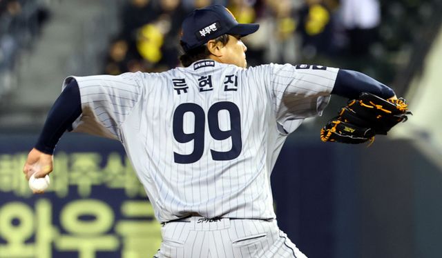 한화 이글스 류현진이 시즌 4번째 등판에서 첫승을 노린다. 사진은 2025시즌 한화 이글스에서 활약 중인 류현진. /사진=뉴시스 