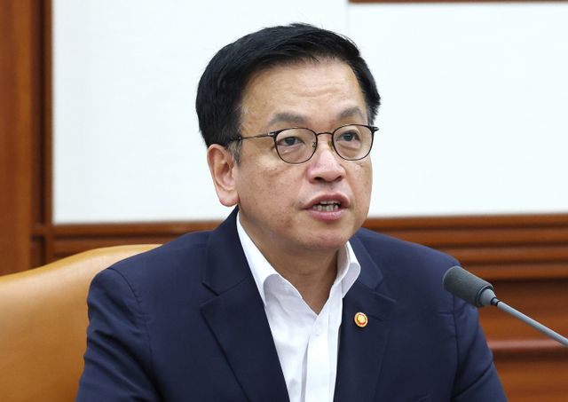 최상목 경제부총리 겸 기획재정부 장관이 11일 서울 종로구 정부서울청사에서 열린 대외경제장관회의에서 모두발언을 하고 있다./사진-뉴스1