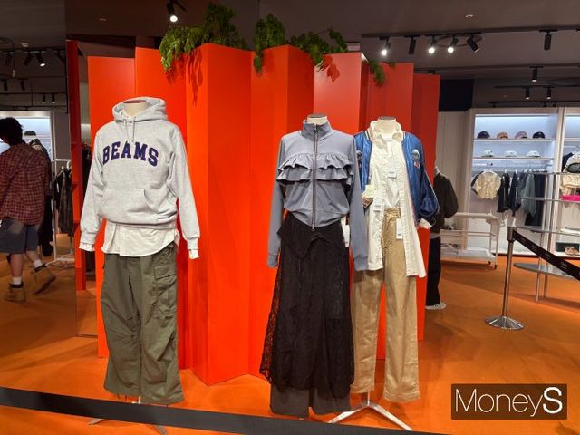 매장 앞에 빔스를 대표하는 베이직 후디와 후지산이 그려진 빔스의 스카잔이 눈에 띈다./사진=조승희 기자