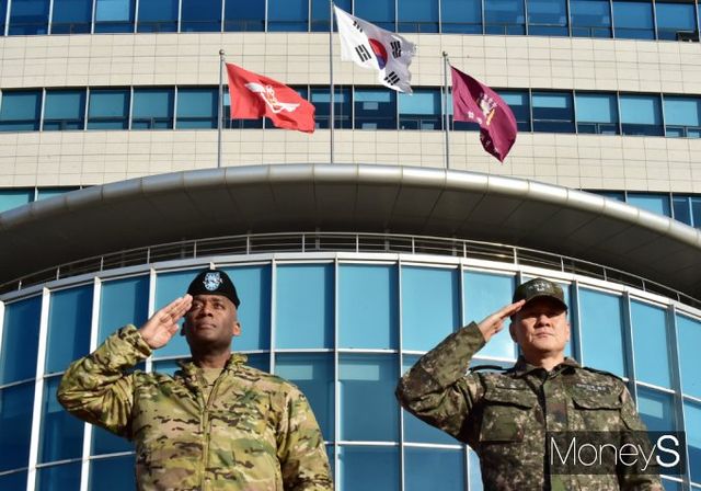 새뮤얼 파파로 미군 인도태평양사령관이 주한미군이 한국에서 철수하거나 규모가 감축될시 북한이 한국을 침략할 가능성이 커질 것으로 전망했다. 사진은 지난 1월9일 신임 한미연합사령관 국방부 환영 의장행사에 참석한 제이비어 브런슨 한미연합사령관 겸 UN군사령관(왼쪽)과 김명수 합참의장 모습. /사진=임한별 기자