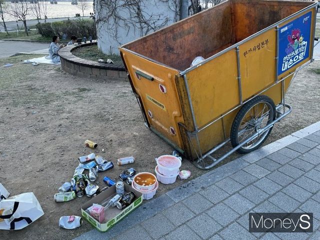 지난 8일 오후 방문한 서울 광진구 뚝섬한강공원 산책로 곳곳에 플라스틱 쓰레기가 떨어져 있었다. 사진은 뚝섬한강공원 쓰레기통 주변에 버려진 쓰레기의 모습 /사진=이소연 기자