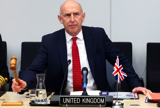 영국이 우크라이나에 5년 동안 군대를 배치하는 방안을 검토하고 있다. 사진은 존 힐리 영국 국방장관이 지난 10일(현지시각) 벨기에 브뤼셀에 있는 NATO 본부에서 영국과 프랑스가 주최한 연합 회의에 참석한 모습. /사진=로이터