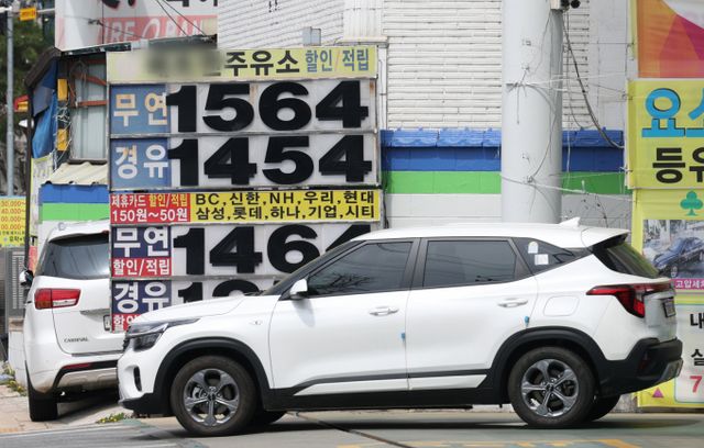 글로벌 관세전쟁으로 인해 경기침체 우려로 국제유가가 4년 만에 최저 수준으로 떨어진 지난 9일 오후 경기 수원시의 한 주유소에 휘발유와 경유 가격이 표시되어 있다. /사진=뉴스1