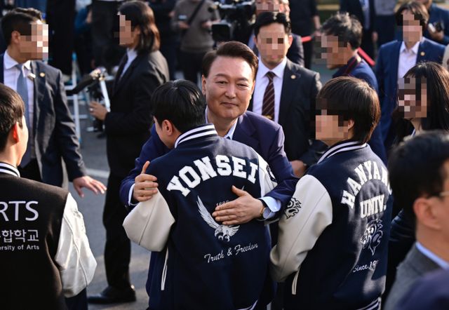 윤석열 전 대통령이 한남동 관거 입주 886일 만에 서초동 사저로 돌아갔다. 사진은 11일 서울 용산구 한남동 관저 정문에서 지지자들과 인사를 나누는 윤 전 대통령의 모습. /사진=뉴스1(공동취재단) 