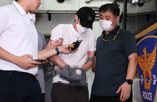 5세 아동을 학대해 숨지게 한 혐의로 1심에서 징역형을 선고 받은 태권도장 관장이 선고 당일 항소했다. 사진은 지난해 7월19일 아동학대 살해 혐의를 받는 태권도 관장이 검찰로 송치되고 있는 모습. /사진=뉴스1