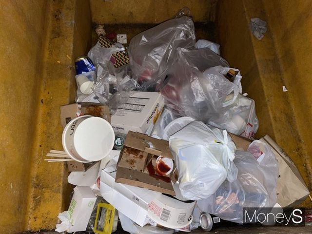 지난 8일 오후 방문한 서울 서초구 잠수교, 반포한강공원에서 제로플라스틱존임을 알만한 안내문을 찾을 수 없었다. 사진은 플라스틱, 음식물 등이 뒤섞인 서울 서초구 반포한강공원 쓰레기통 내부 모습 /사진=이소연 기자