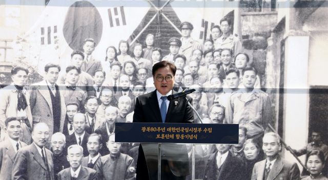 우원식 국회의장이 11일 한덕수 대통령 권한대행 국무총리의 헌법재판관 후임자 지명과 관련해 헌법재판소에 효력정지 가처분 신청·권한쟁의 심판을 청구했다. 사진은 우 의장이 11일 서울 동작구 국립서울현충원에서 열린 광복80주년 대한민국임시정부 수립 보훈단체 합동기념식에서 축사하는 모습. /사진=뉴시스