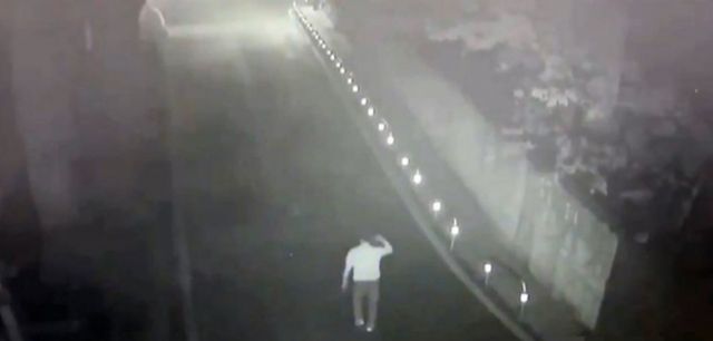 검찰이 흉기를 든 채 행인을 쫓아간 40대 피의자 A씨에 대한 구속영장을 반려했다. 사진은 경찰이 공개한 사건 당시 피의자의 모습. /사진=뉴시스(제주경찰서 제공) 