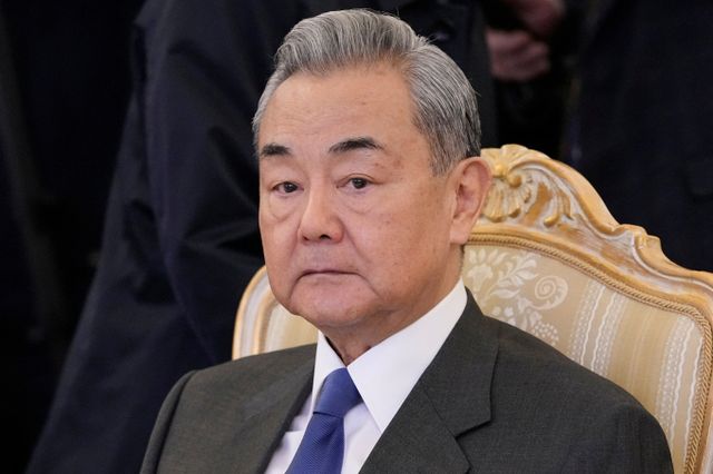 왕이 중국 외교부장이 재외 외교관들에게 대담하게 투쟁하라는 당부했다. 사진은 왕이 부장이 지난 1일(현지시각) 러시아 모스크바에서 세르게이 라브로프 러시아 외교 장관과 회담한 모습. /사진=로이터