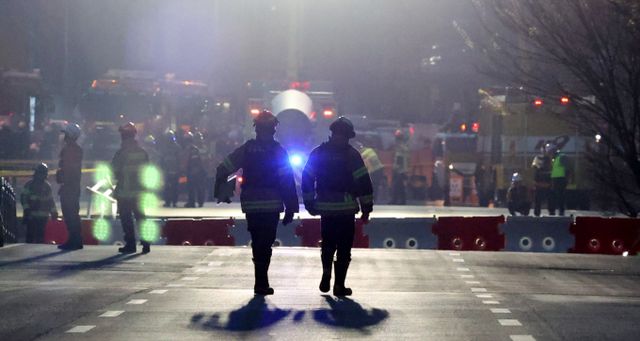 11일 경기 광명시 신안산선 복선전철 5-2공구 현장에서 붕괴 사고가 발생해 119 소방대원 등이 실종자 구조 작업을 하고 있다. 현장에 있던 작업자 18명 가운데 안전진단을 하던 6명이 연락 두절됐다가 현재 4명의 안전이 확인됐다. 1명은 고립된 채 연락이 닿았고 1명은 실종 상태다. /사진=뉴시스 추상철 기자