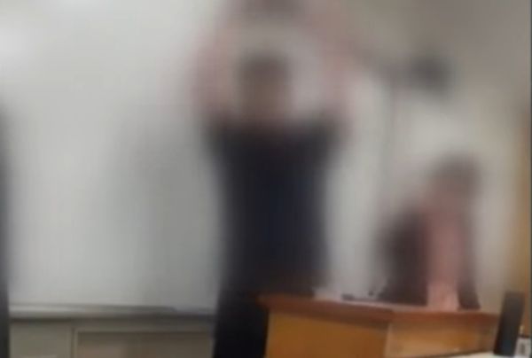 서울 한 고등학교에서 고3 남학생이 여교사를 폭행했다. 사진은 서울 양천구 신정동 한 고등학교에서 고3 남학생이 여교사 앞에서 바구니를 집어 던지는 모습. /사진=JTBC '사건반장' 캡처