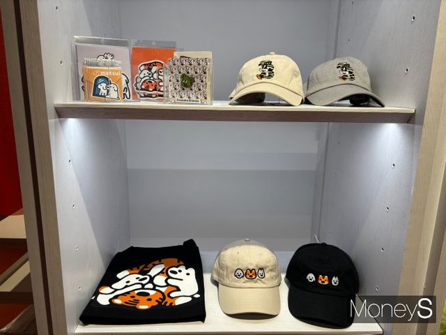 빔스는 한국 팝업스토어 개장을 기념해 호랑이 이미지를 활용한 에코백, 모자, 스티커를 선보였다. /사진= 조승희 기자