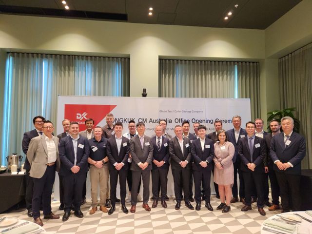 동국씨엠 호주사무소 개소식에서 직원들이 단체사진을 촬영하고 있다. /사진=동국씨엠