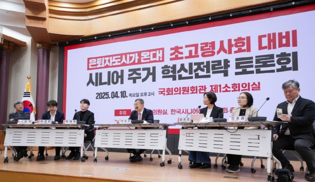 지난 10일 국회의원회관 제1소회의실에서 초고령사회 대비 시니어 주거 혁신전략 토론회가 열렸다. (왼쪽부터) 박광재 한국주거학회장, 허경민 국토교통부 주거복지정책과장, 박재병 케어닥 대표, 박동현 전 전국노인주거복지지설협회 회장, 최의정 웰에이징 연구소 대표, 이미홍 LH 토지주택연구원 실장, 김호중 월간장기요양 발행인. /사진 제공=케어닥