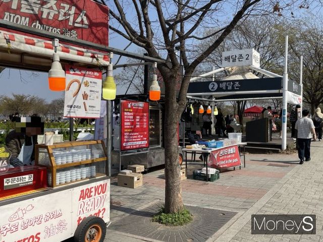 지난 8일 서울 영등포구 여의도한강공원에는 여의도 봄꽃 축제 개막 여파로 푸드트럭 수십 대가 들어섰다. 사진은 여의도한강공원 배달존2 다회용기 반납함 근처에 일회용 플라스틱 용기를 사용하는 푸드트럭이 서 있는 모습 /사진=이소연 기자