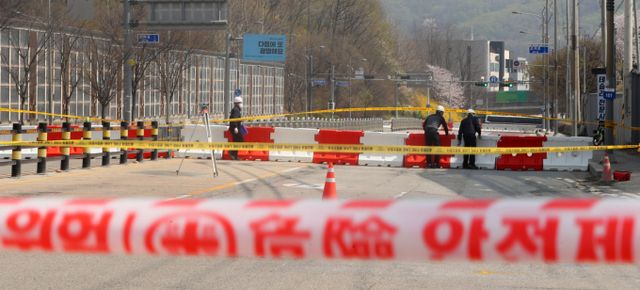광명 양지사거리 부근 신안산선 제5-2공구 현장에서 붕괴 사고가 발생했다. 사진은 11일 붕괴 우려 신고가 접수된 경기 광명시 일직동 신안산선 공사 현장 인근이 통제되는 모습. /사진=뉴시스