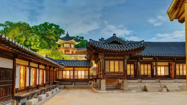 은은하게 등이 켜진 해질무렵 창덕궁 낙선재. /사진=국가유산청 궁능유적본부 누리집