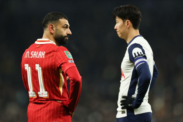 손흥민(토트넘)과 모하메드 살라(리버풀·이집트)가 다른 방식으로 현 소속팀과의 동행을 연장했다. 사진은 토트넘 홋스퍼의 손흥민(오른쪽)이 지난 1월 영국 런던의 토트넘 홋스퍼 스타디움에서 열린 2024-25 잉글랜드 카라바오컵(리그컵) 준결승 1차전 리버풀과 경기 중 모하메드 살라와 얘기하는 모습. /사진=AP