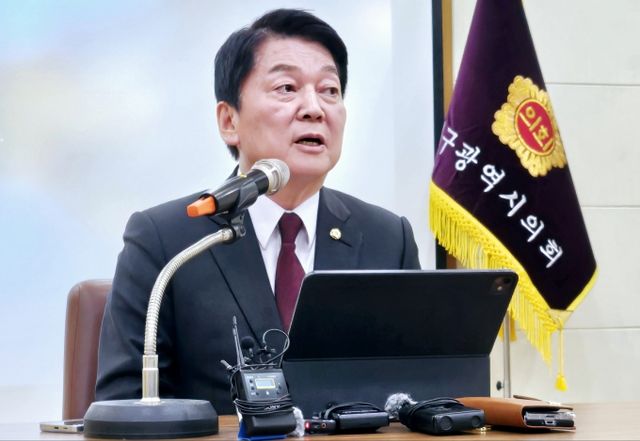 안철수 국민의힘 의원이 제21대 대통령 선거 출마를 선언한 보수 후보 김문수, 홍준표, 오세훈을 강하게 비판했다. 지난 11일 국민의힘 대선 경선 출마를 선언한 안철수 국민의힘 의원이 대구시의회에서 기자간담회를 열고 대구·경북 10대 공약을 발표하고 있다. /사진=뉴스1 