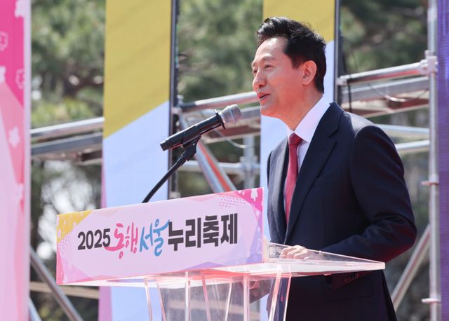 오세훈 서울시장이 12일 "국민이 다시 보수에 국정을 책임질 기회를 주시려면 책임 있는 사람의 결단이 절실한 때"라며 21대 대통령 선거 불출마를 선언했다. 사진은 오세훈 서울시장이 11일 서울 여의도공원 문화의 마당에서 열린 2025년 동행서울 누리축제에서 축사하는 모습. /사진=뉴스1