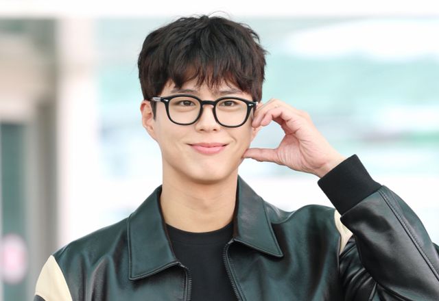 이단 교회를 다니던 배우 박보검이 가수 션의 전도로 교회를 옮겼다는 목격담이 이어지고 있다. 지난달 26일 배우 박보검이 해외 일정을 위해 인천국제공항을 통해 싱가포르로 출국하기 전 인사를 하고 있다. /사진=뉴스1