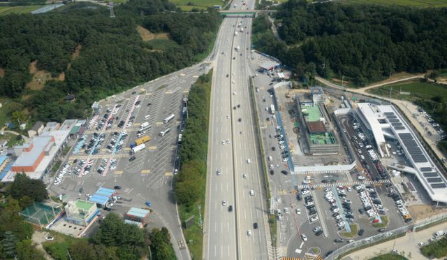 12일 전국 비 예보로 교통량이 평소 토요일보다 감소할 것으로 예상된다. 사진은 지난해 추석 연휴 전북 익산 호남고속도로가 한산한 모습이며 기사와는 무관. /사진=뉴시스