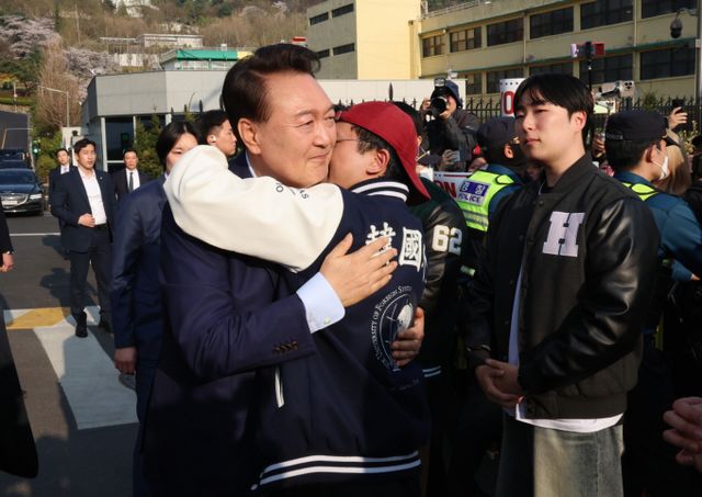 윤석열 전 대통령의 정치적 행보가 대선 국면에 악영향을 줄 수 있다는 관측이 나온다. 사진은 윤석열 전 대통령이 11일 오후 서울 용산구 한남동 대통령 관저를 떠나며 지지자와 포옹하는 모습. /사진=공동취재단