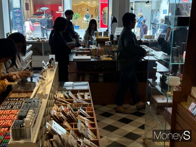 지난 10일, 평일임에도 문구 편집숍 포인트오브뷰에서 많은 사람이 제품을 쇼핑하고 있다. /사진=신소민 기자