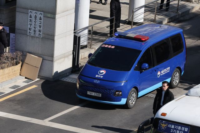 내란 수괴 혐의를 받는 윤석열 전 대통령에 대한 형사재판이 오는 14일 서울중앙지법에서 시작된다. 사진은 지난 2월20일 서울 서초구 서울중앙지법에서 진행된 형사 재판과 구속 취소 청구 심문기일을 마친 윤 전 대통령이 차를 타고 법원을 빠져 나가던 모습. /사진=뉴스1