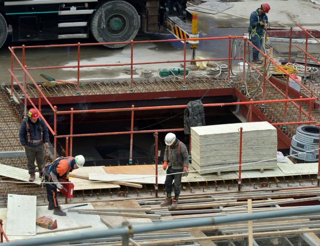 고용부가 외국인 근로자에 대한 올해 2회차 신규 고용 허가 신청을 받는다. 사진은 서울시내 한 건설현장. /사진=서초구(뉴시스)