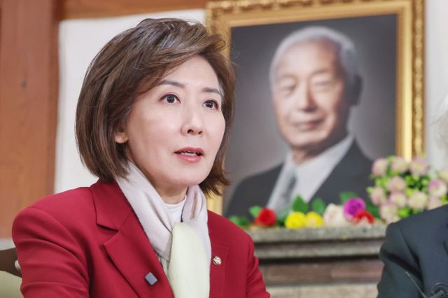 국민의힘 대통령 후보 경선에 참여한 나경원 의원이 이승만 전 대통령 기념관을 방문해 생각을 이어받겠다는 뜻을 밝혔다. 사진은 13일 서울 종로구 이 전 대통령 기념관인 이화장을 찾은 나 의원. /사진=뉴스1