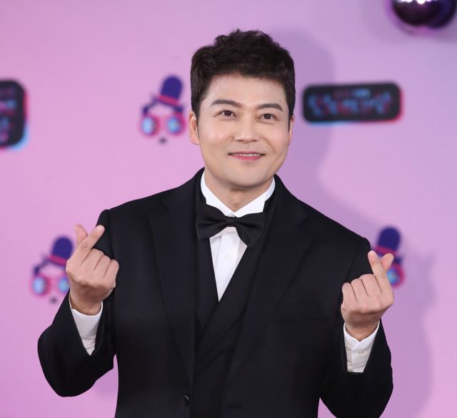 방송인 전현무가 자신과 열애설이 났던 홍주연 KBS 아나운서의 미모를 칭찬했다. 사진은 2019년 KBS 연예대상 시상식에 나섰던 전현무. /사진=뉴시스