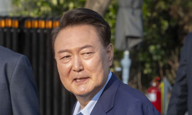 윤석열 전 대통령에 대한 형사재판을 진행 중인 서울중앙지방법원이 14일 첫 공판기일을 연다. 사진은 지난 11일 서울 용산구 한남동 대통령 관저를 떠나며 지지자들에게 인사를 하던 윤 전 대통령. /사진=뉴시스(공동취재단)