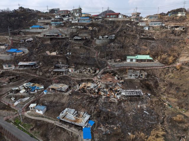 최근 일어난 경남·경북 일대 역대급 산불 여파로 인해 아직 집으로 귀가하지 못한 이재민이 3573명으로 조사됐다. 사진은 산불 피해를 입은 경북 영덕군 영덕읍 석리 어촌마을. /사진=뉴시스