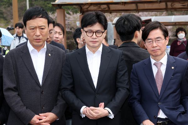 한동훈 전 국민의힘 대표가 자신의 정치를 두고 '대통령 지원도 못 받는 입장'이라고 설명했다. 사진은 대통령 선거 출마 선언한 한동훈 전 국민의힘 대표가 지난 12일 부산 강서구 가덕도 대항전망대를 방문한 모습. /사진=뉴시스