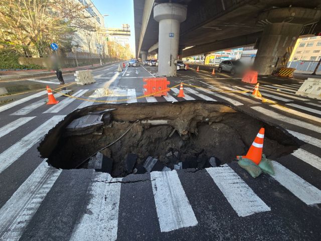 부산에서 대형 싱크홀이 발생됐다. /사진=부산경찰청(뉴시스)