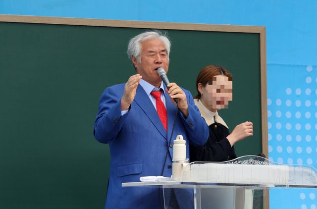 전광훈 사랑제일교회 목사가 윤석열 전 대통령이 5년 뒤 대통령 선거에 출마한다고 주장했다. 사진은 13일 서웅 종로구 세종대로 사거리에서 열린 전국 주일 연합 예배에 참여한 전 목사. /사진=뉴시스