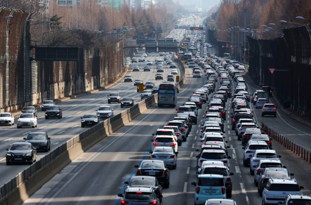 일요일 전국 고속도로 정체가 오후 5~6시쯤 절정에 이를 전망이다. 사진은 경부고속도로 잠원 나들목 인근 모습 /사진=뉴시스