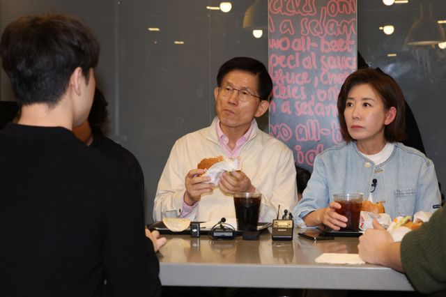 국민의힘 당내 경선 후보인 김문수(왼쪽) 전 고용노동부 장관과 나경원 의원이 지난 13일 서울 동작구에서 햄버거집에서 회동을 가진 뒤 연대를 강조했다. /사진=뉴시스