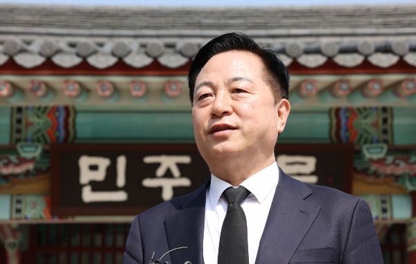 김두관 더불어민주당 전 의원이 민주당 대선 경선 불참을 선언했다. 사진은 대선출마를 선언한 김 전 의원이 지난 8일 광주 북구 운정동 5·18국립민주묘지 참배 후 취재진에게 말하는 모습. /사진=뉴스1