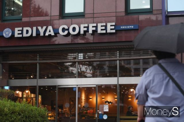  이디야커피가 2024년 매출 2420억원, 영업이익 97억원을 기록했다고 14일 공시했다. 사진은 서울 시내 한 이디야커피 매장 외부 전경. /사진=장동규 기자
