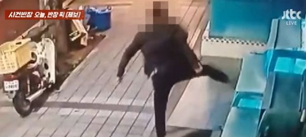 한 남성이 횟집 수족관을 발로 차고 도주해 350만원 피해를 입었다는 사연이 전해졌다. 사진은 수족관을 발로 차 유리를 깨뜨리는 남성의 모습. /사진=JTBC '사건반장' 캡처